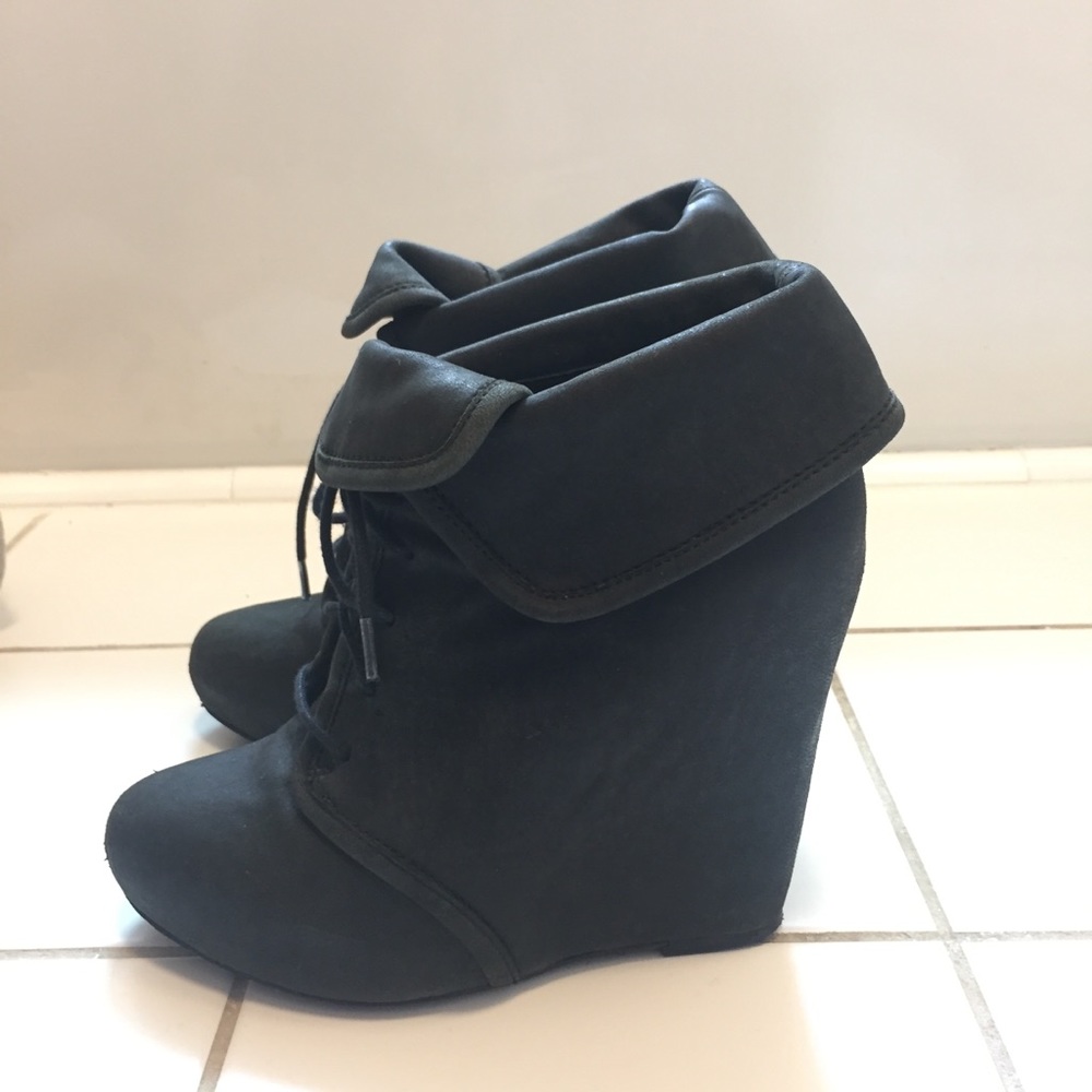 Elizabeth and James Manor Black Booties - Picture 1 of 8